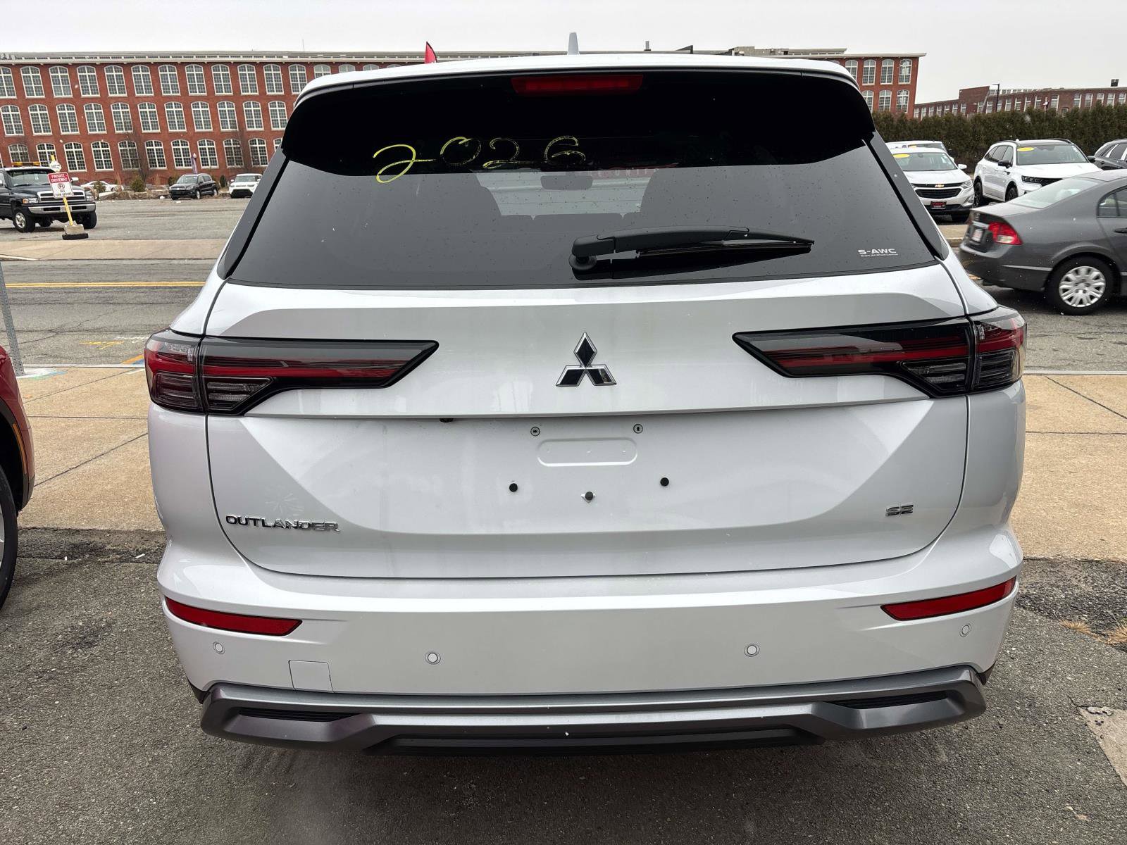 New 2026 Mitsubishi Outlander SE image 2