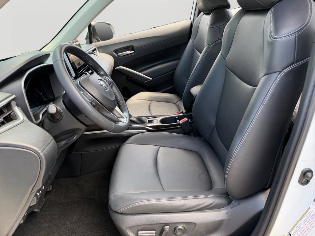 Used 2023 Toyota Corolla Cross XLE w/ Convenience Package AWD/4WD image 14