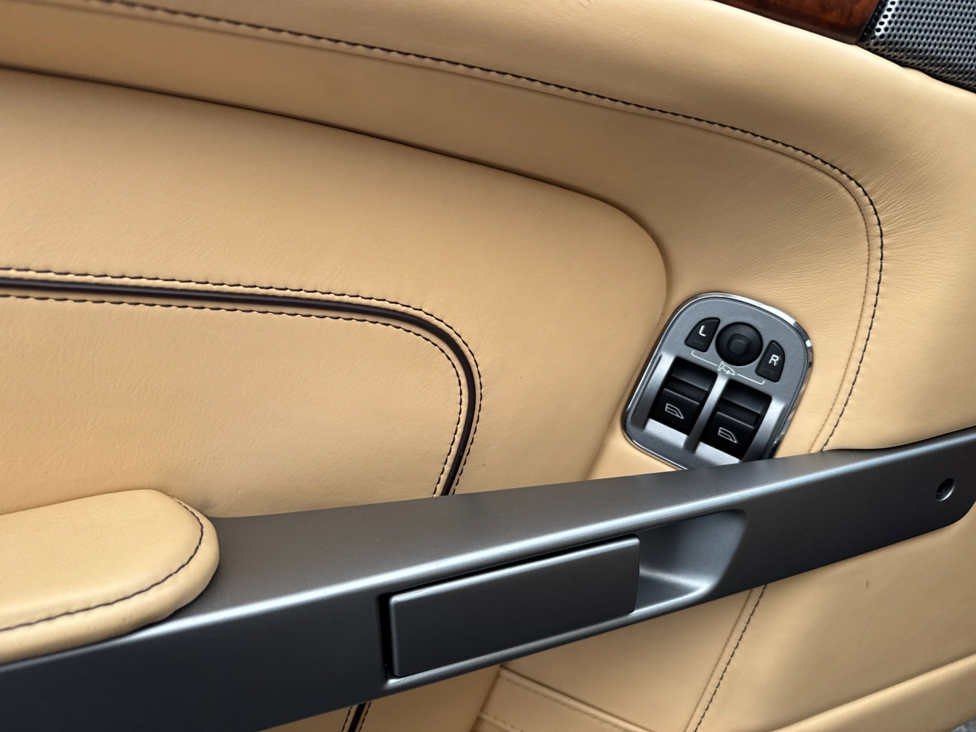 Used 2014 Aston Martin DB9 Volante image 12