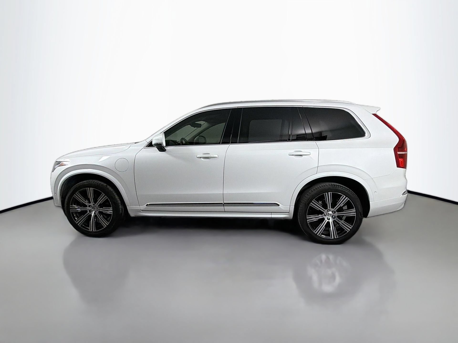 Certified 2025 Volvo XC90 T8 Plus w/ Protection Package Premier AWD/4WD image 9