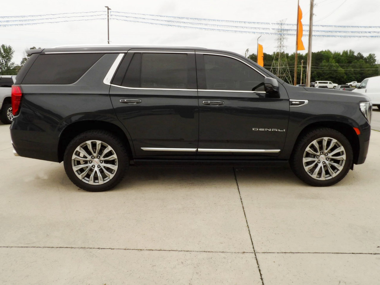 Used 2021 GMC Yukon Denali w/ Denali Premium Package image 5