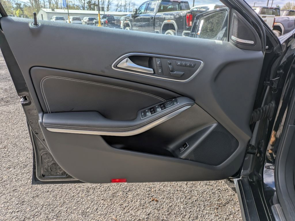 Used 2017 Mercedes-Benz GLA 250 4MATIC image 9