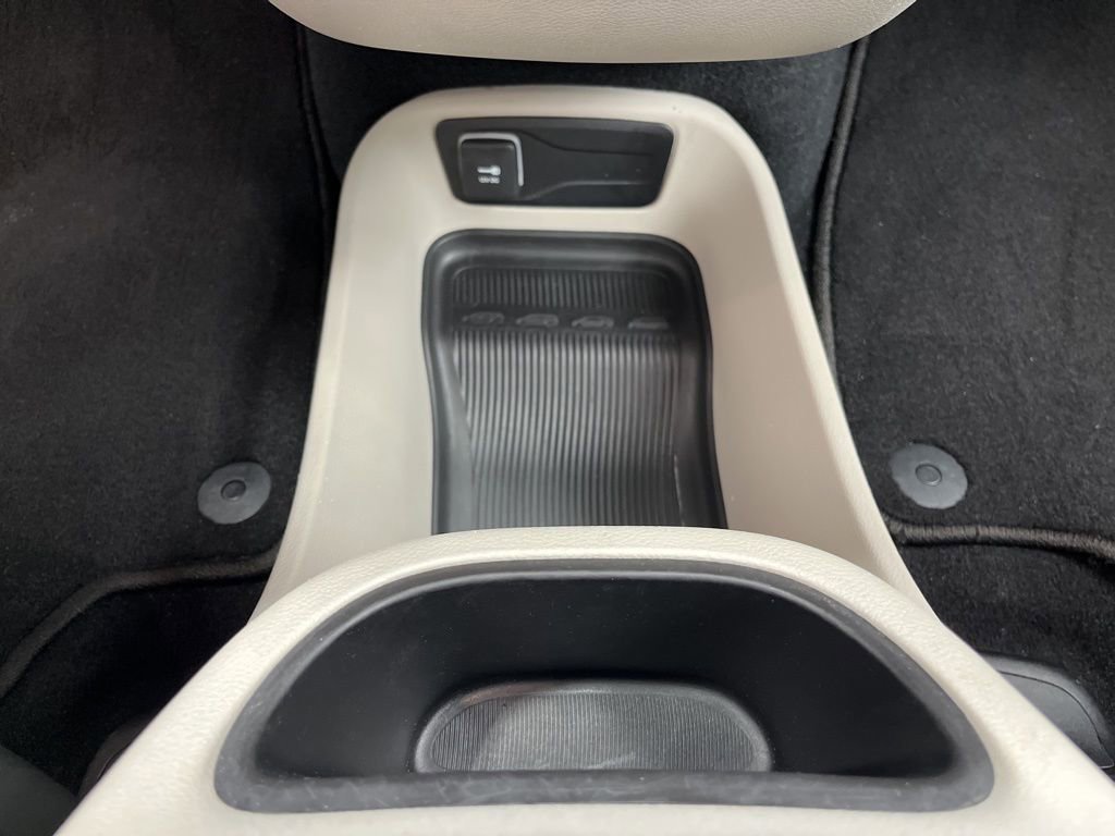 Used 2024 Chrysler Pacifica Touring-L FWD image 27