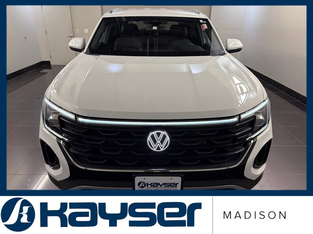 Used 2025 Volkswagen Atlas Cross Sport SE AWD/4WD image 2