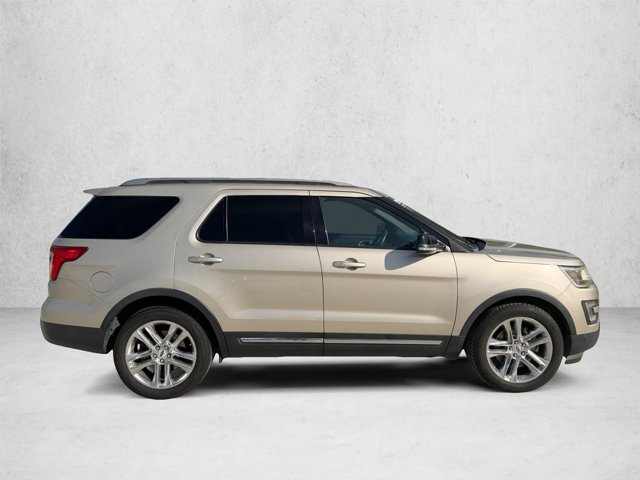 Used 2017 Ford Explorer XLT w/ Equipment Group 201A FWD image 4