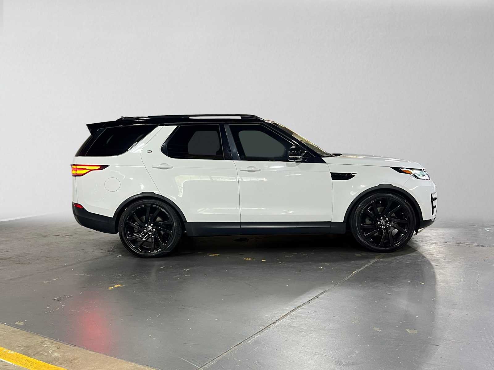 Used 2017 Land Rover Discovery HSE Luxury AWD/4WD image 2