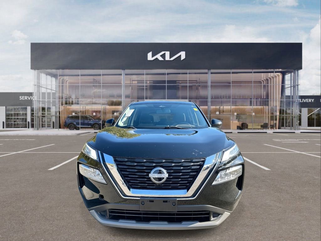 Used 2023 Nissan Rogue SV image 3