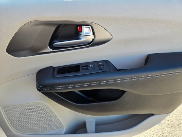 Used 2022 Chrysler Pacifica Touring-L FWD image 24