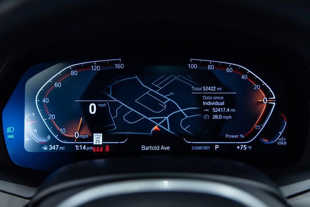 Used 2022 BMW X7 xDrive40i w/ M Sport Package AWD/4WD image 2