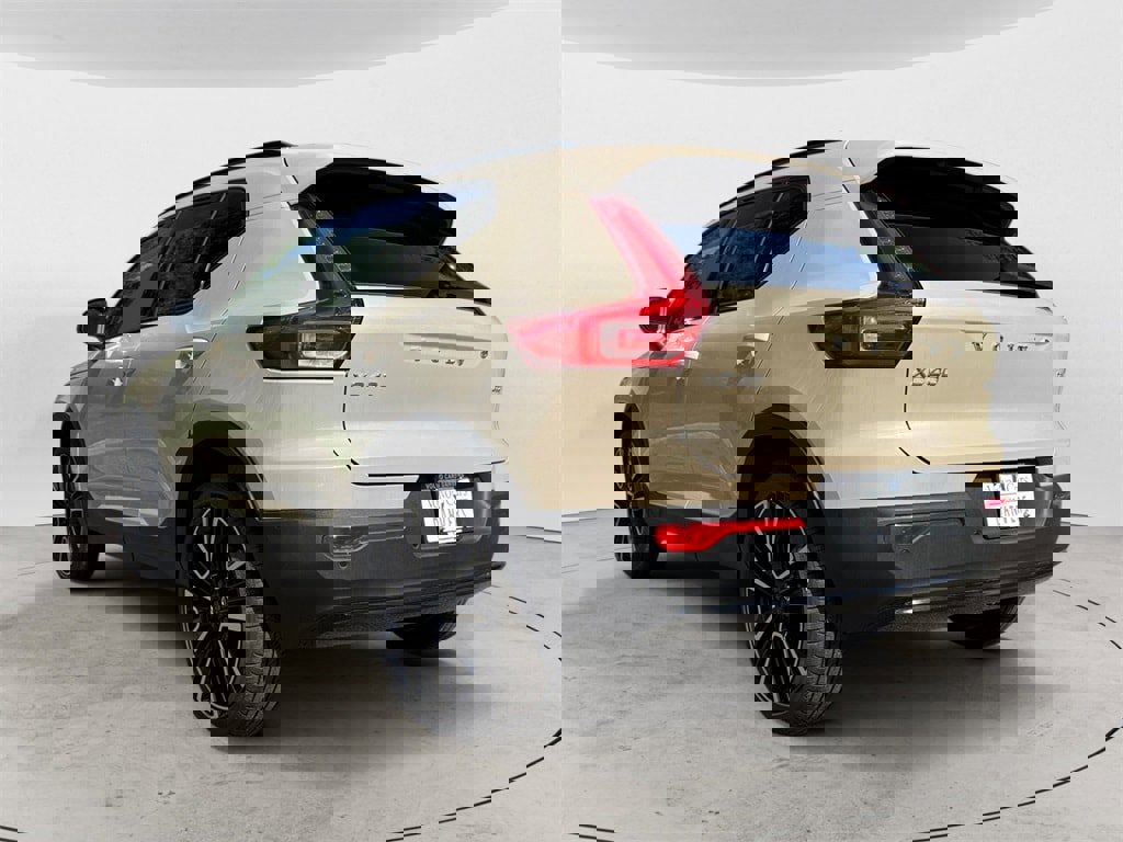 New 2025 Volvo XC40 B5 Ultra w/ Climate Package image 3