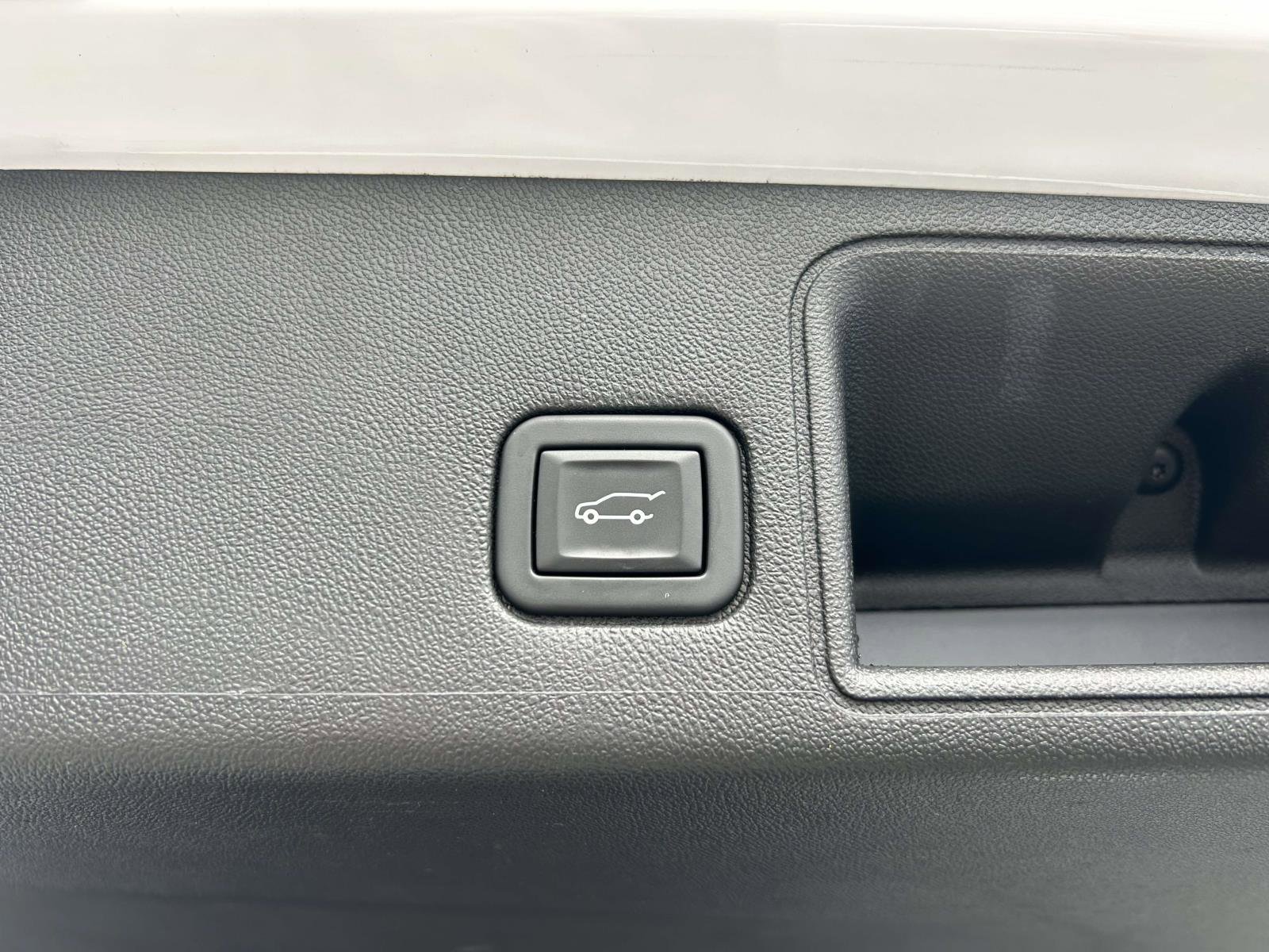 Used 2023 GMC Terrain SLT image 17