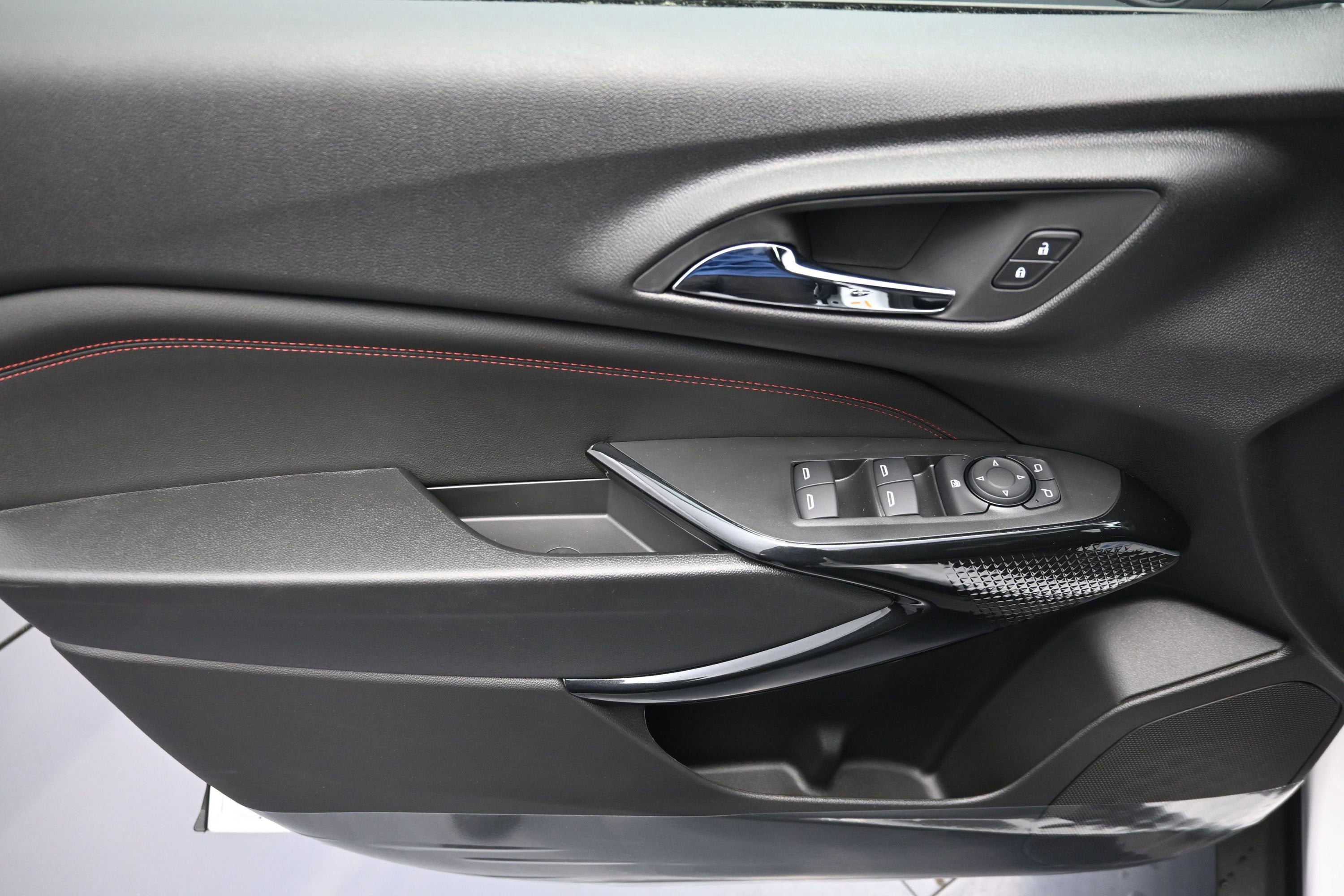New 2026 Chevrolet Trax RS w/ Sunroof Package FWD image 23