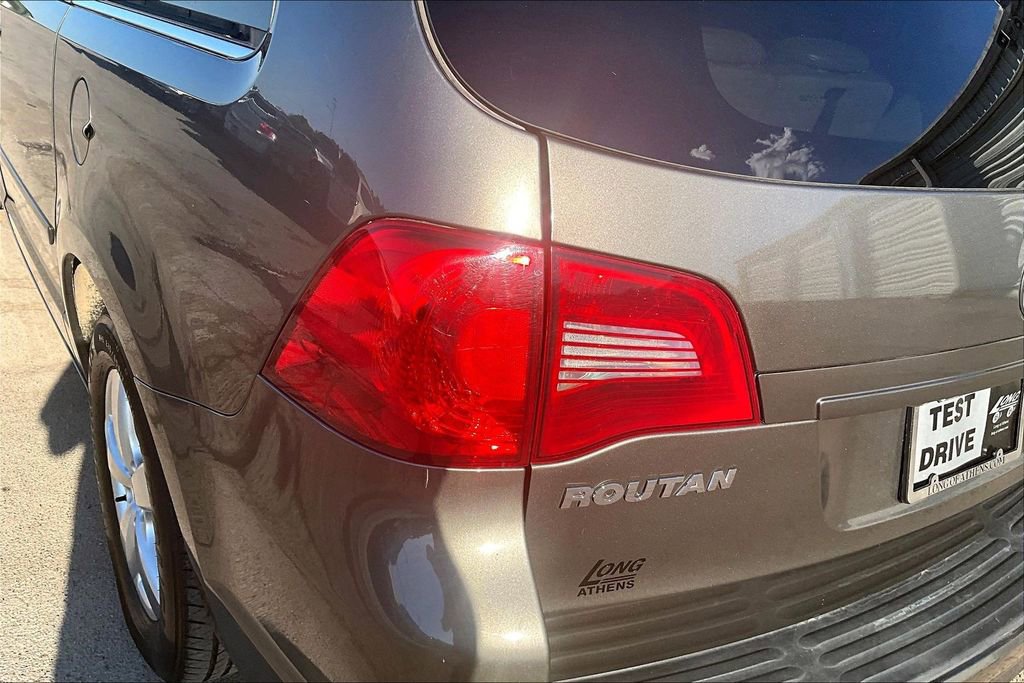 Used 2010 Volkswagen Routan SE FWD image 28