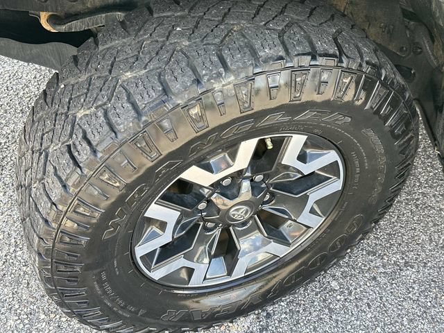 Used 2023 Toyota Tacoma TRD Off-Road w/ Technology Package AWD/4WD image 12