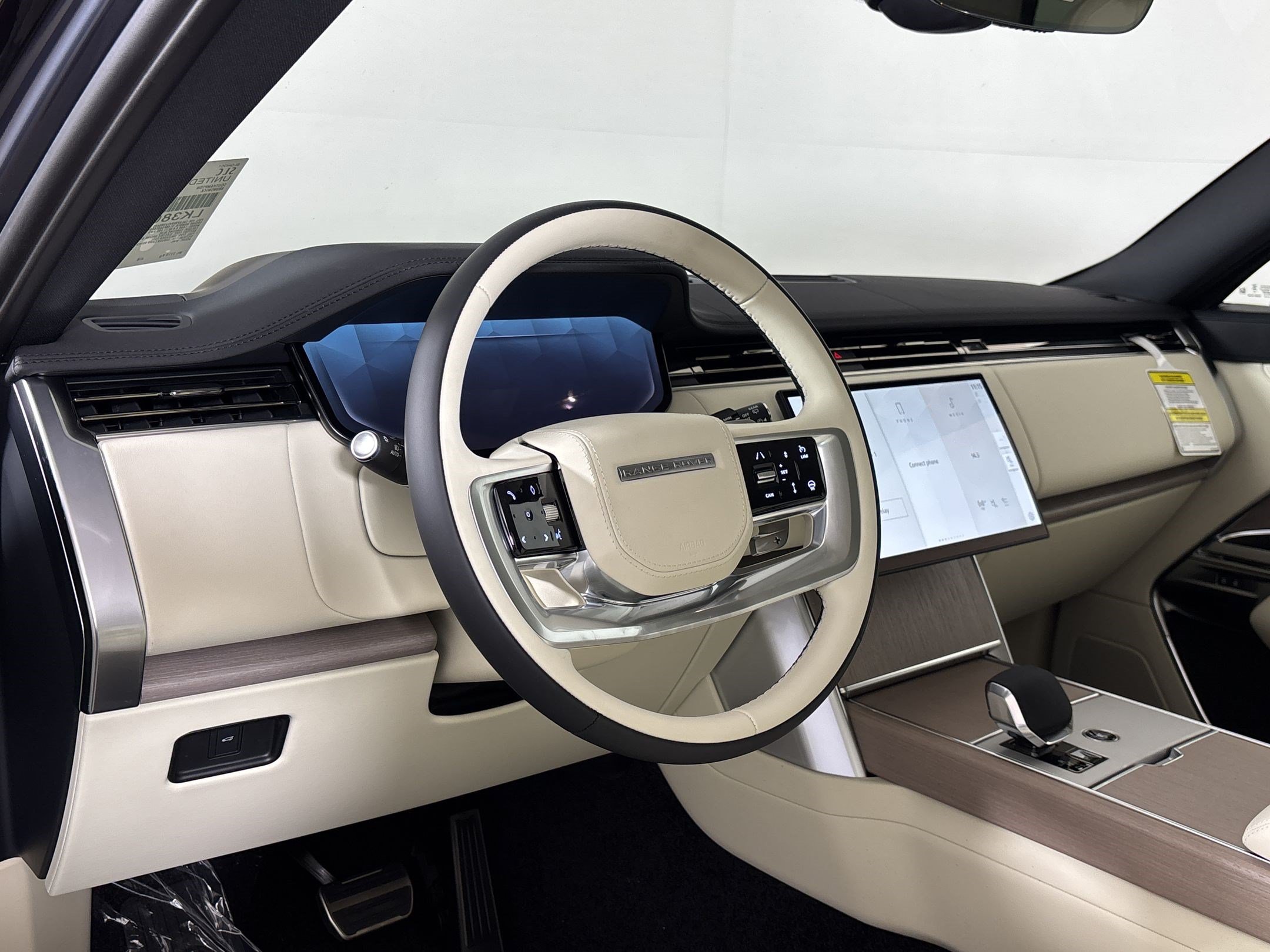 New 2026 Land Rover Range Rover Long Wheelbase SE AWD/4WD image 4