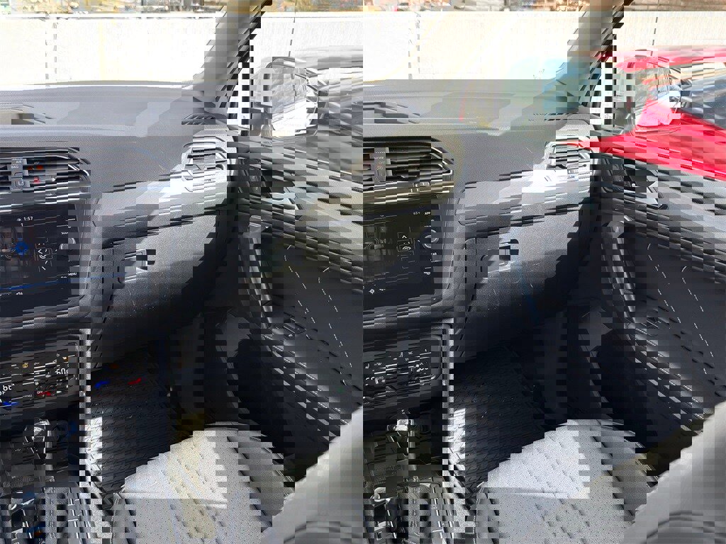 Used 2022 Volkswagen Tiguan SE image 25