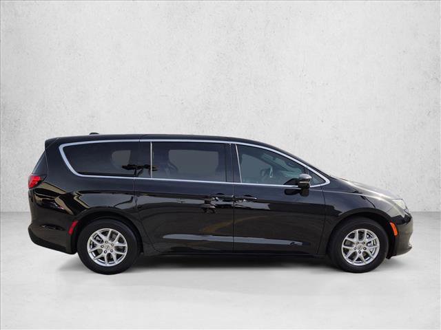 Used 2025 Chrysler Voyager LX FWD image 4