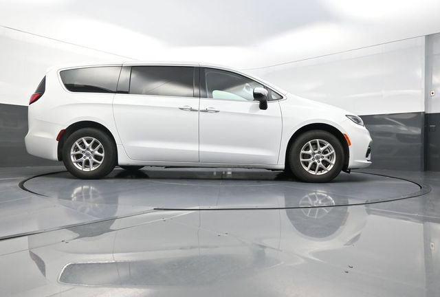 Used 2023 Chrysler Pacifica Touring-L FWD image 28