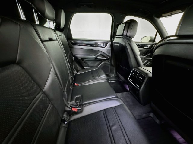 Used 2023 Porsche Cayenne AWD/4WD image 23