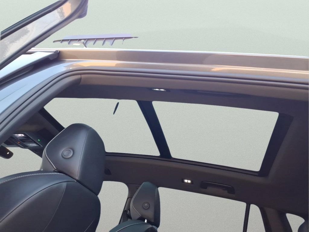 Certified 2026 Volkswagen Tiguan SE R-Line FWD image 9