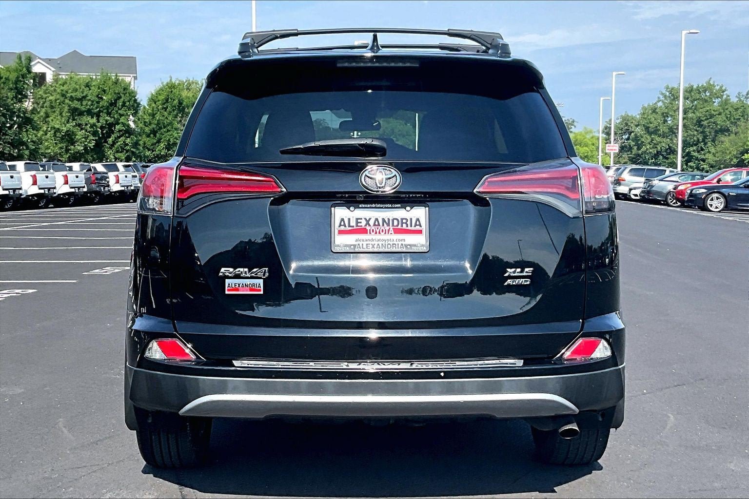 Used 2017 Toyota RAV4 XLE AWD/4WD image 4