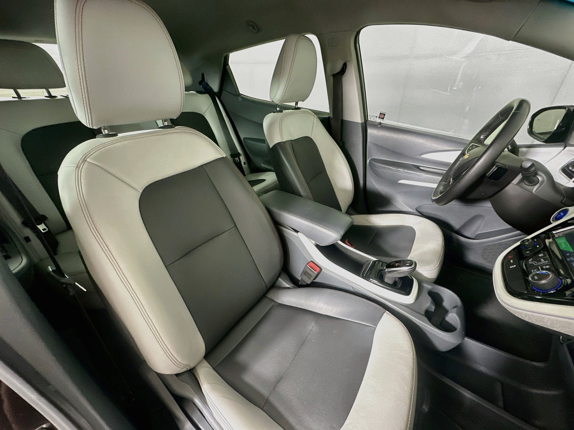 Used 2017 Chevrolet Bolt Premier FWD image 29