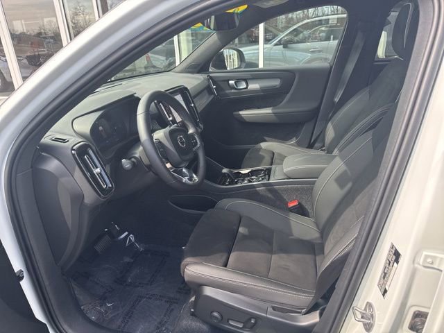 Certified 2025 Volvo XC40 B5 Plus image 10