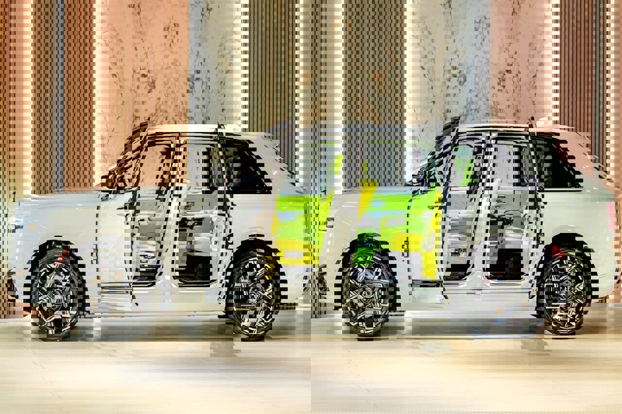 Used 2025 Rolls-Royce Cullinan Black Badge w/ Leather Finishing Pack image 3