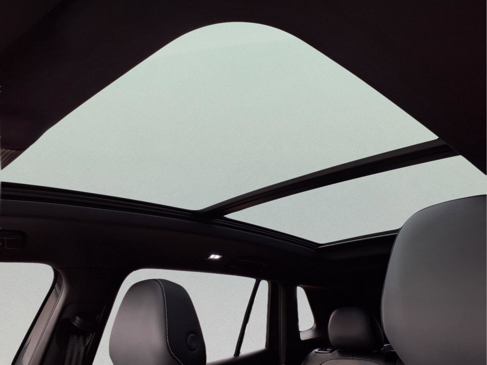 Used 2025 Volkswagen Tiguan SE R-Line image 16