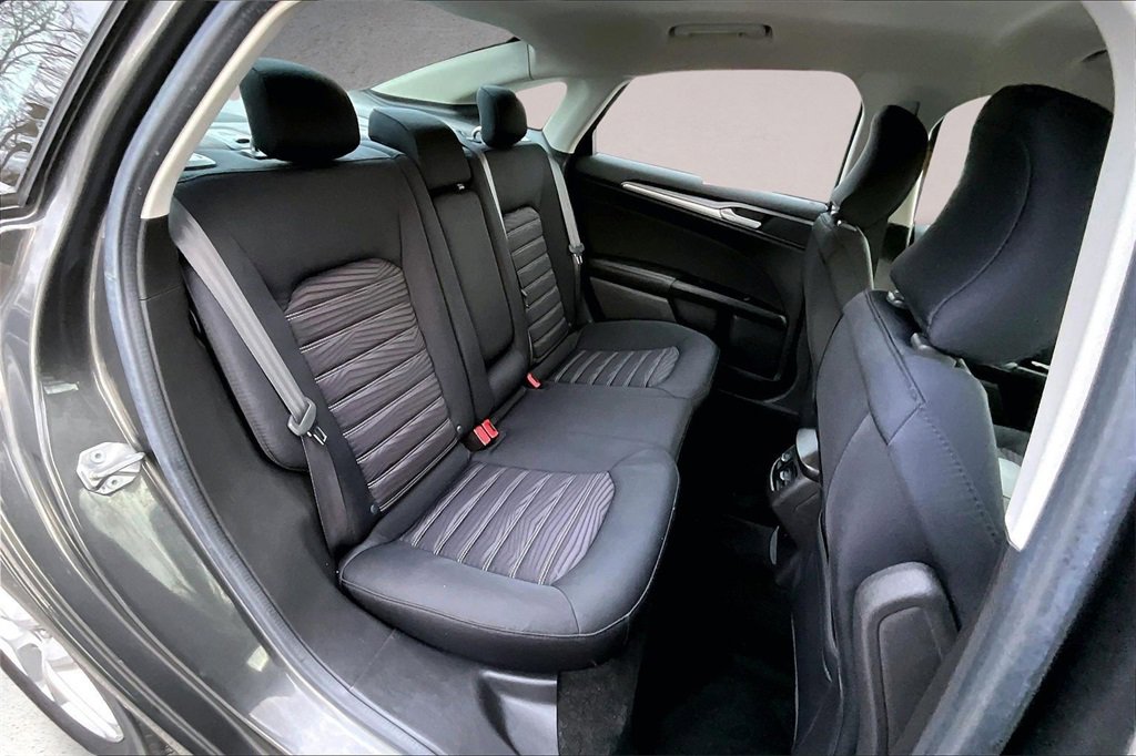 Used 2016 Ford Fusion SE image 24