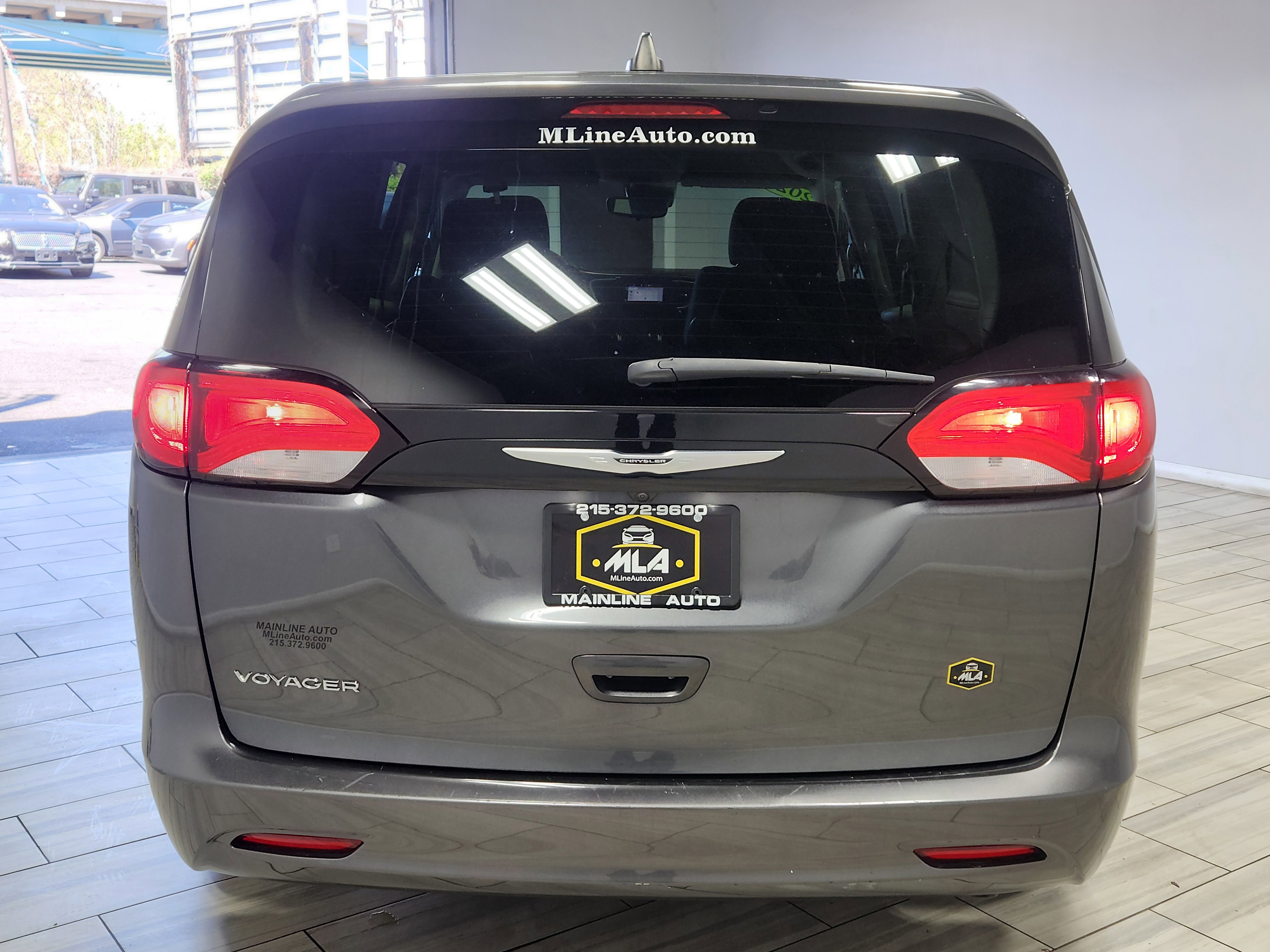 Used 2023 Chrysler Voyager LX FWD image 4