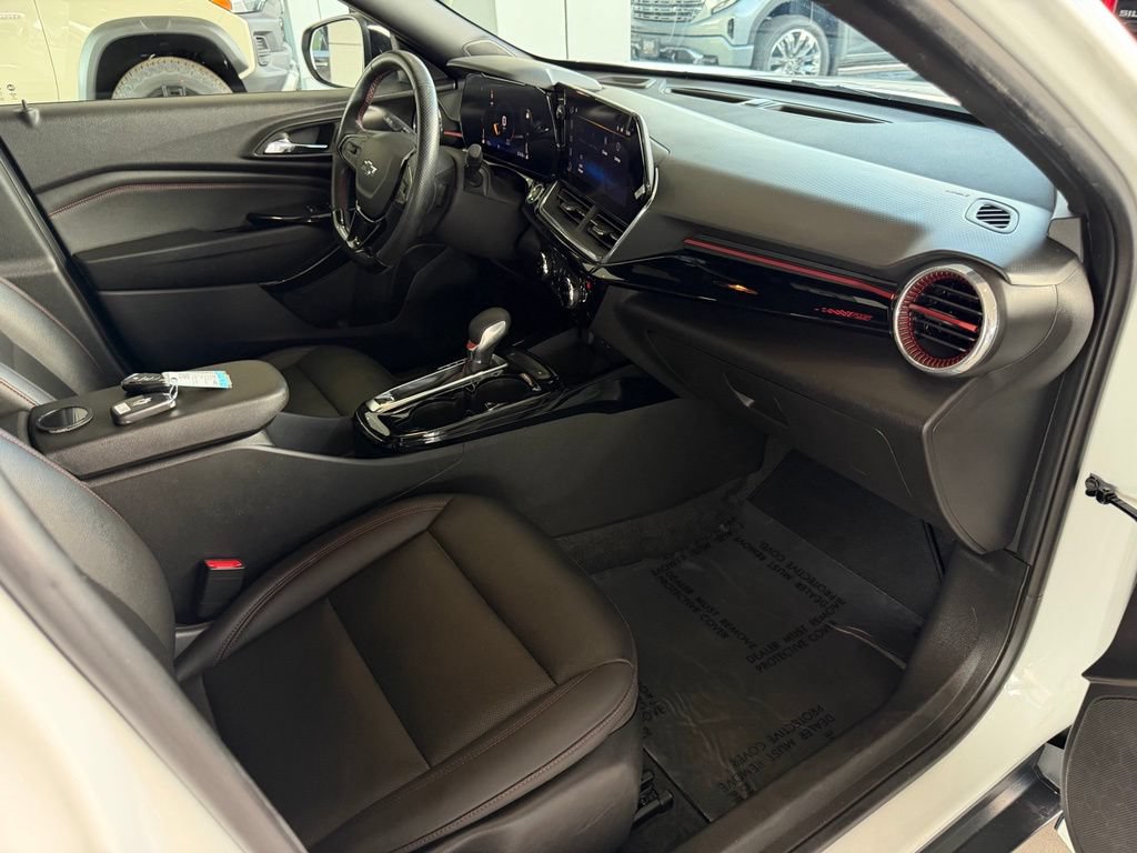 Used 2025 Chevrolet Trax RS w/ Driver Confidence Package FWD image 17