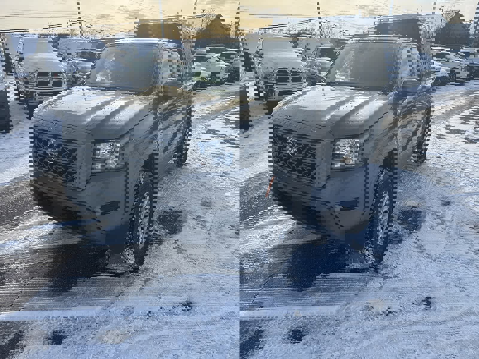 Used 2024 Nissan Frontier SV image 2