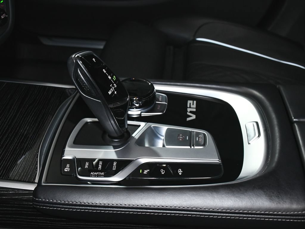 Used 2022 BMW M760i xDrive w/ Luxury Rear Seating Package AWD/4WD image 56