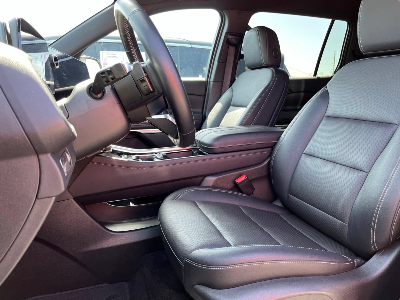 Used 2025 Chevrolet Traverse LT FWD image 8