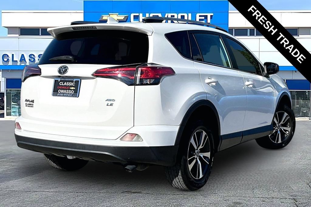 Used 2018 Toyota RAV4 LE AWD/4WD image 19