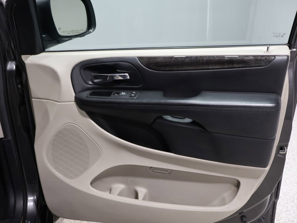 Used 2016 Dodge Grand Caravan SXT image 22