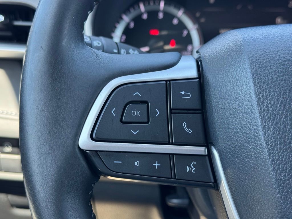 Used 2024 Toyota Highlander XLE FWD image 28