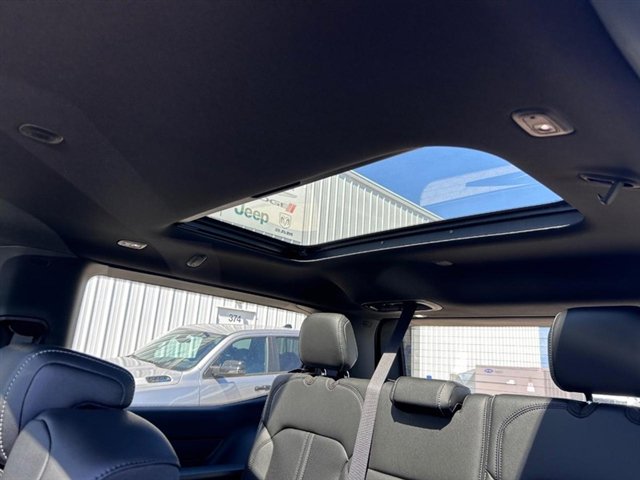 Used 2024 Jeep Wagoneer 4WD w/ Premium Group I image 11