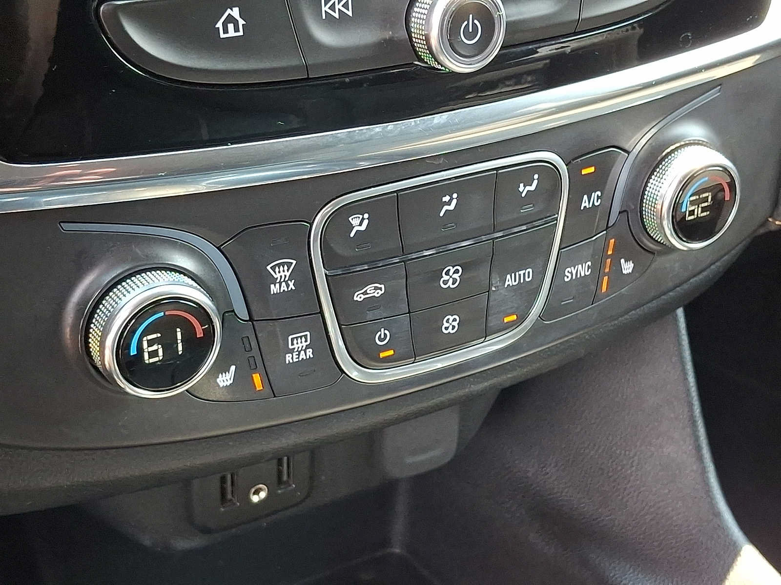 Used 2020 Chevrolet Traverse LT w/ Driver Confidence II Package AWD/4WD image 16