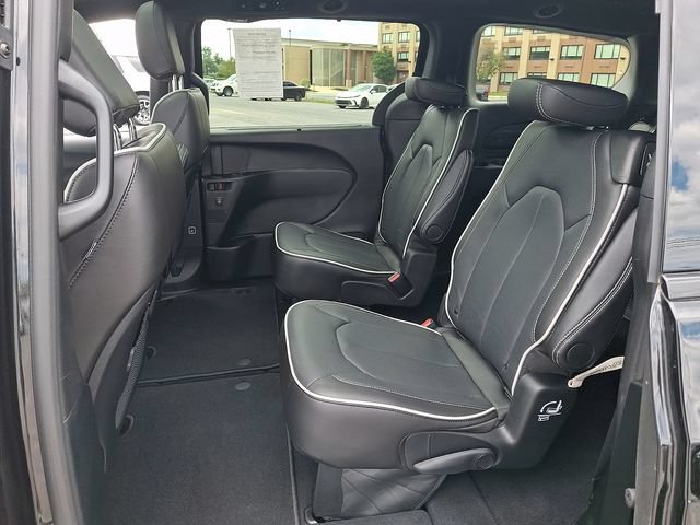 Used 2026 Chrysler Pacifica Limited w/ S Appearance Package FWD image 11