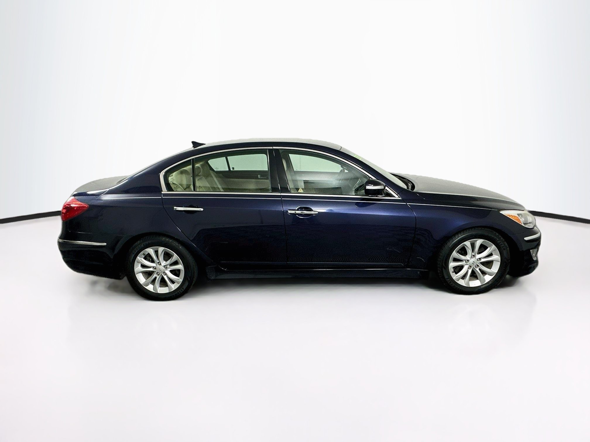 Used 2013 Hyundai Genesis 3.8 RWD image 10