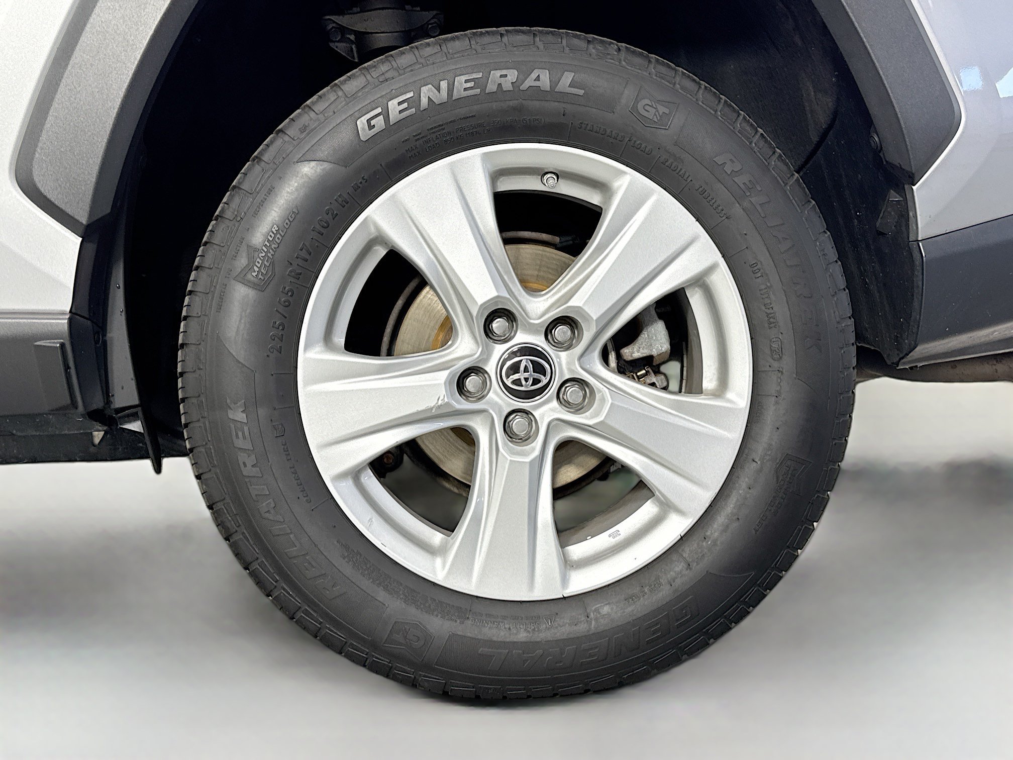 Used 2021 Toyota RAV4 LE AWD/4WD image 30