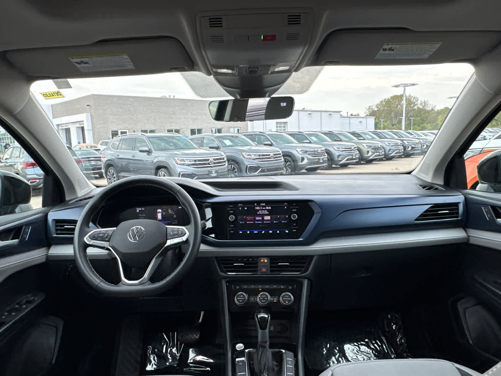 Certified 2024 Volkswagen Taos SE image 10
