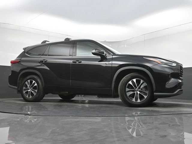Used 2022 Toyota Highlander XLE AWD/4WD image 35