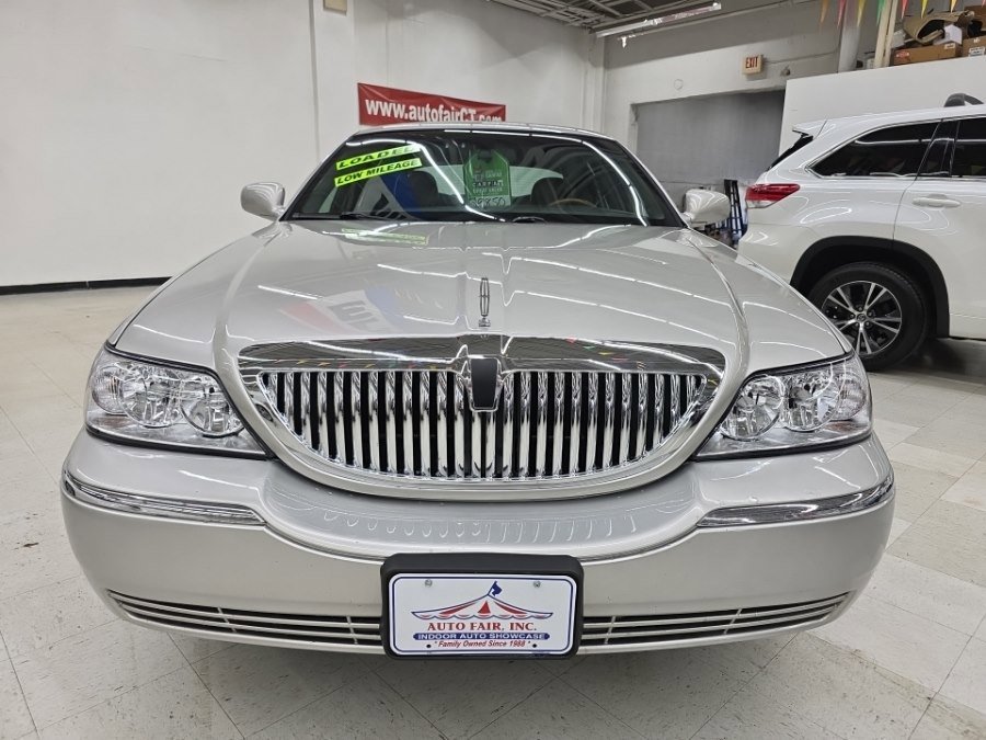 Used 2008 Lincoln Town Car Signature Limited RWD image 2