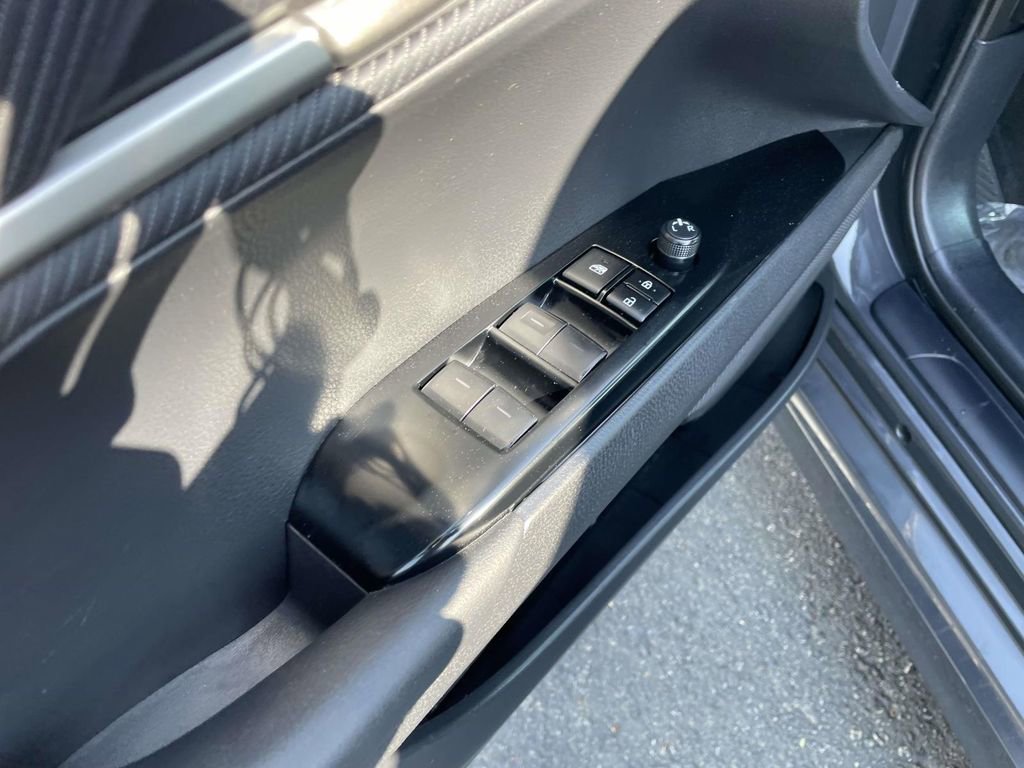 Used 2025 Toyota Camry SE image 28