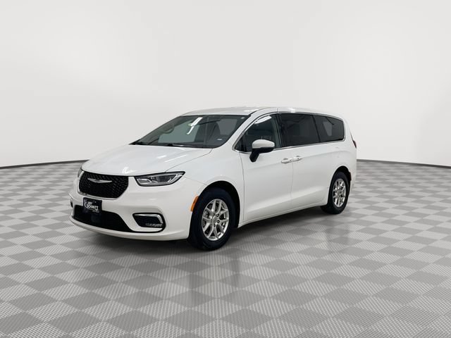 Used 2024 Chrysler Pacifica Touring-L FWD image 4