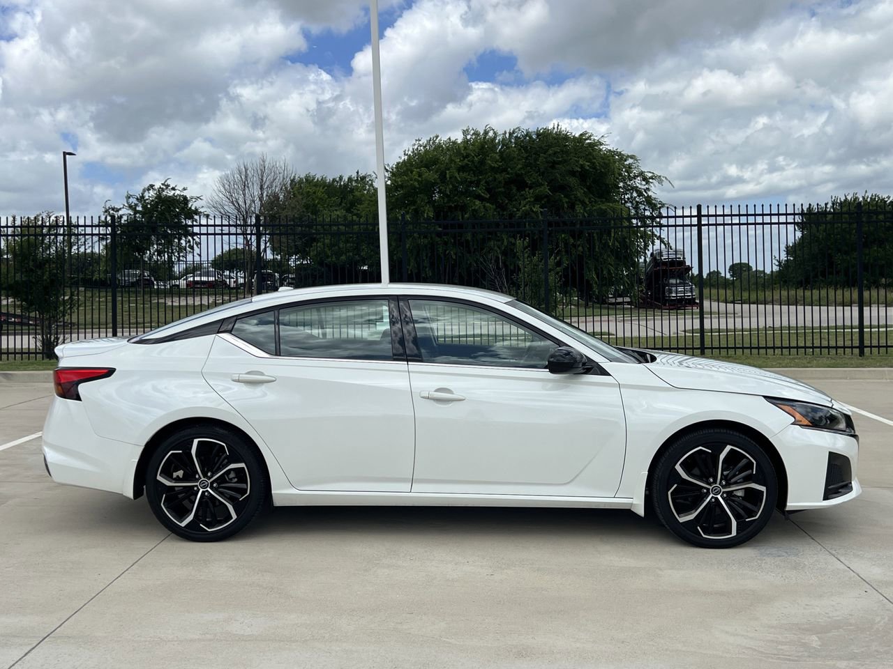Used 2024 Nissan Altima 2.5 SR FWD image 3