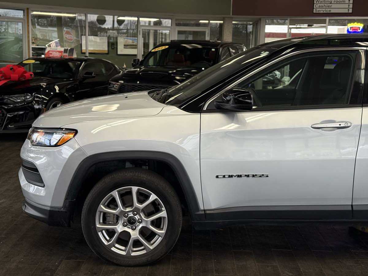 Used 2025 Jeep Compass Limited image 8